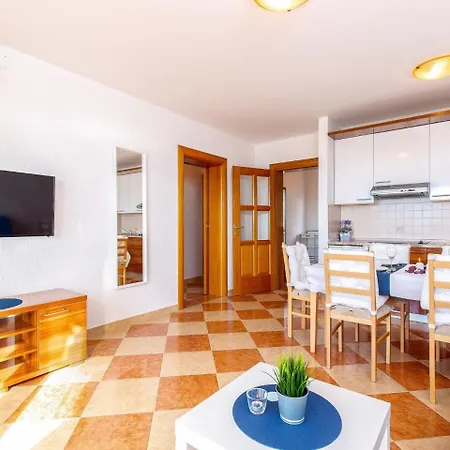 Modern Ground Floor Apartment *